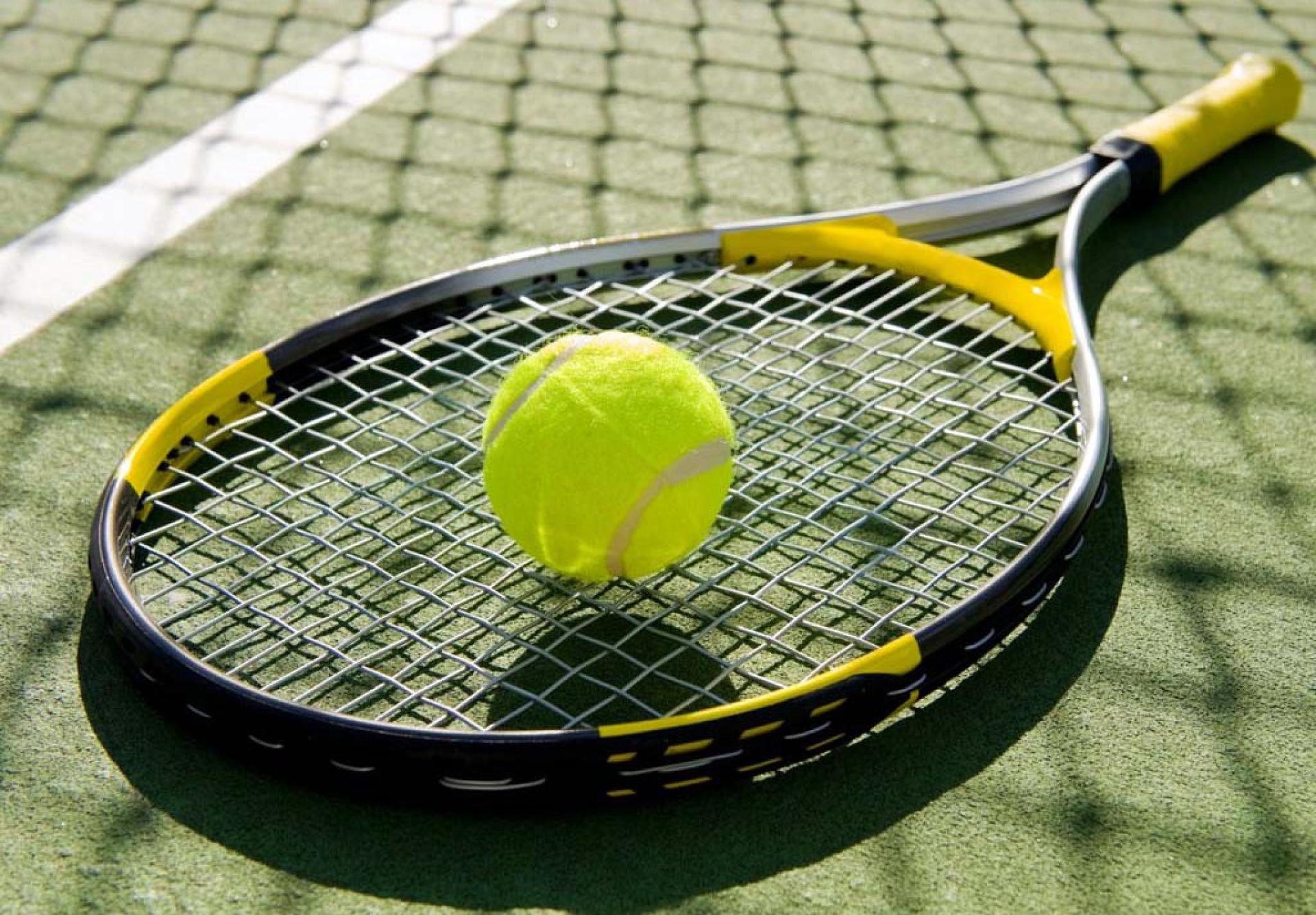 Теннисные названия. Теннисная ракетка BB 7 Tour. Crossway ракетки большой теннис. Теннис ракетка и мяч. Теннисный корт с мячом и ракеткой.